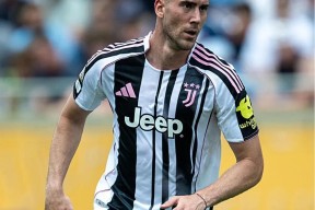 英雄联盟S15赛竞猜-意甲赛程吃紧，AC米兰关键时刻队长鼓劲，目标明确，心理建设被强调的简单介绍